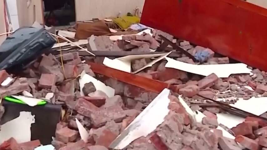 Huizen liggen in puin na dodelijke tyfoon in Vietnam