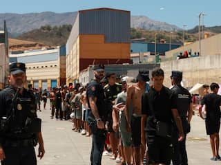 Marokkaanse migranten in de rij in Ceuta