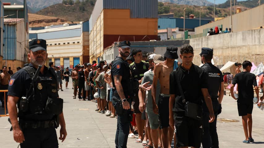 Marokkaanse migranten in de rij in Ceuta