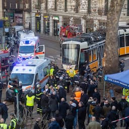 2 doden en 48 gewonden doordat tram ontspoort in centrum Milaan