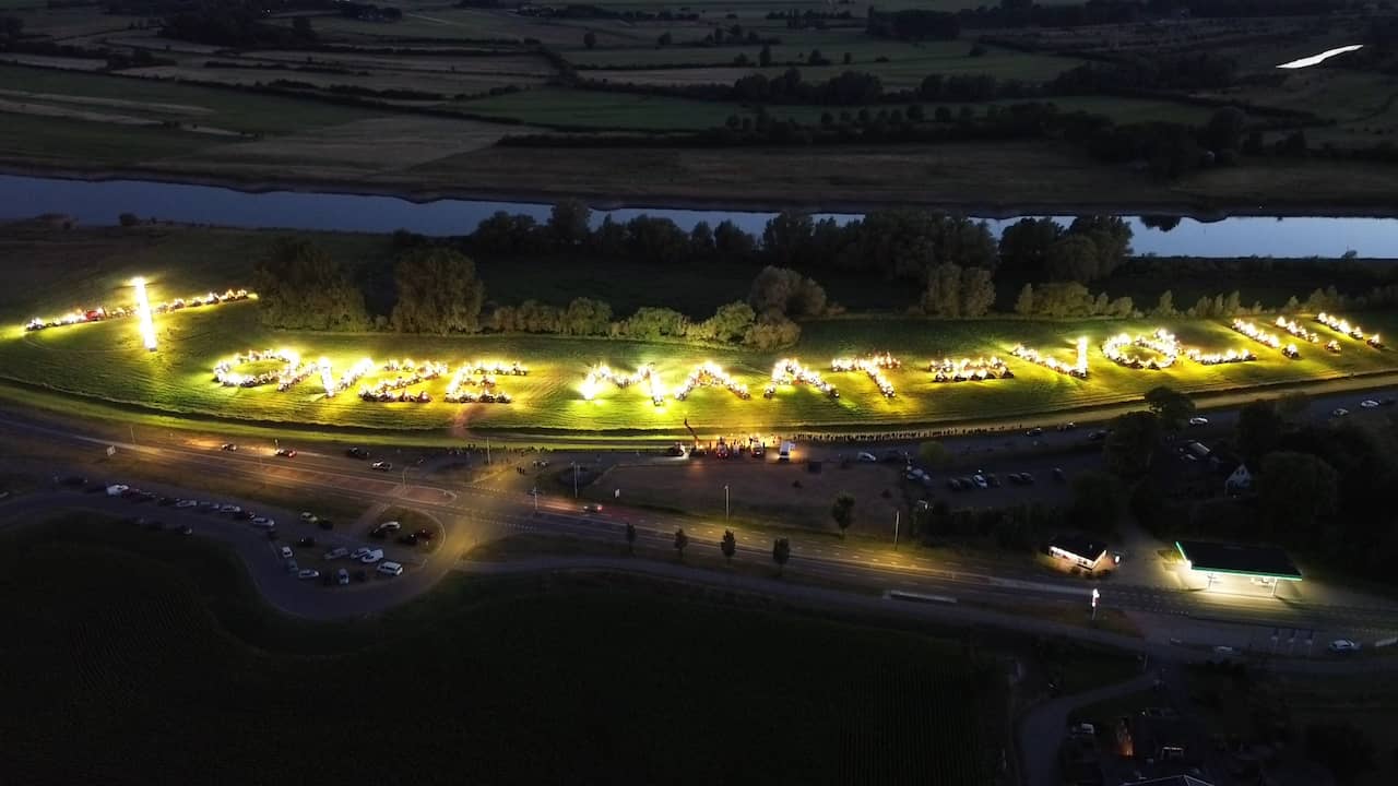 Video | Meer dan 170 verlichte trekkers vormen boodschap bij stikstofprotest in Zutphen