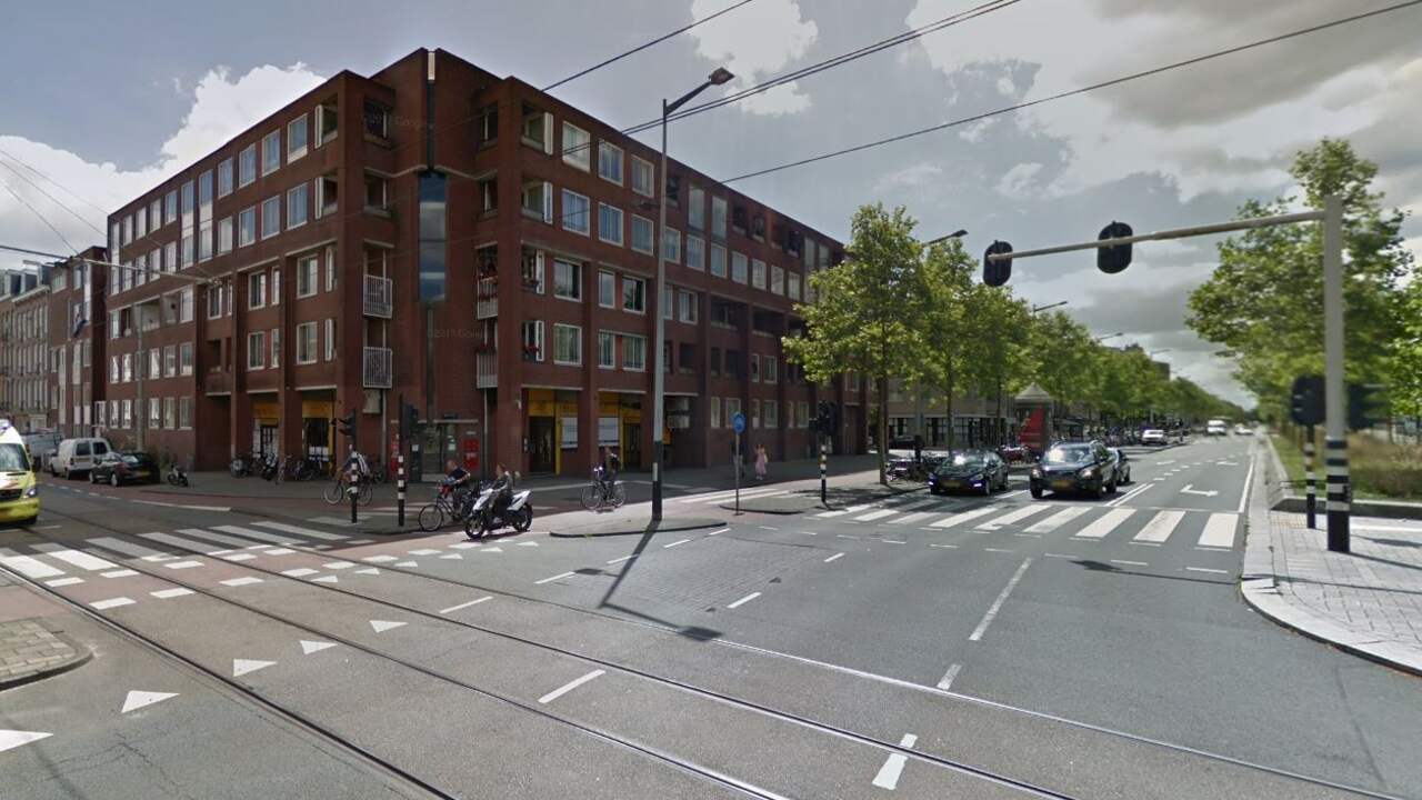 Scooterrijder vlucht te voet van Weesperzijde na achtervolging politie