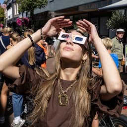 Live eclips | Zonsverduistering nadert, laatste speciale brillen over de toonbank