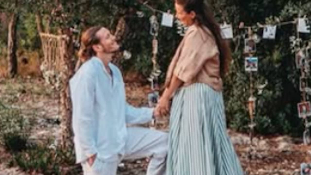 Foto bij Voetballer Wout Weghorst verloofd met jeugdliefde Nikki van Esch: 'Yes'