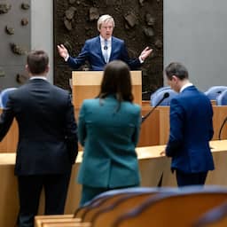 Minister komt terug op 'starre' houding, spreekt van 'extreemrechtse relschoppers'