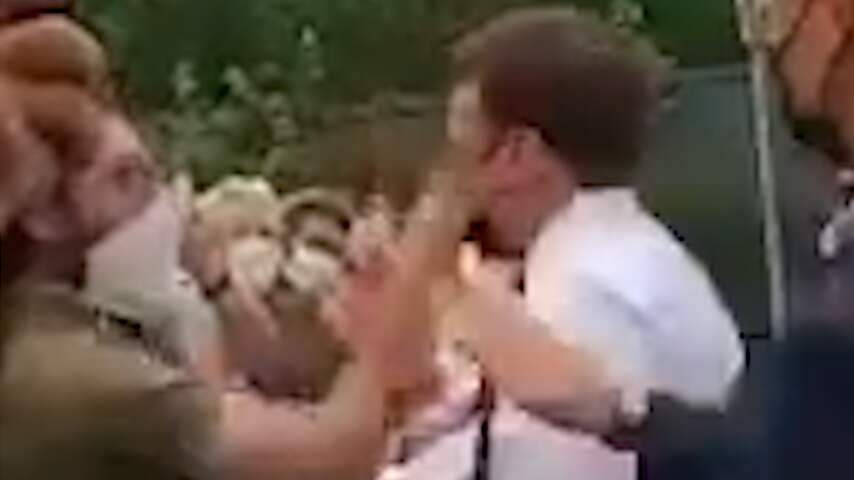 Man slaat Franse president Macron in gezicht