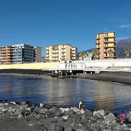Kustwacht Italië haalt spullen van mensen weg die 's nachts al strandplek claimen