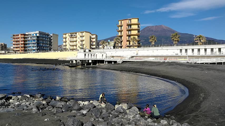 Kustwacht Italië haalt spullen van mensen weg die 's nachts al strandplek claimen