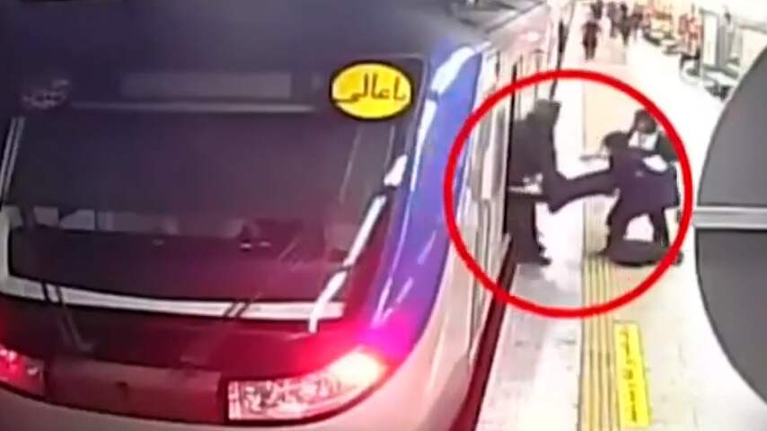 Iraans meisje bewusteloos metro uit gedragen na mogelijk geweldsincident