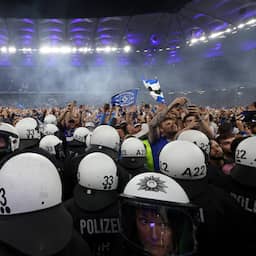 Zeker twintig zwaargewonden bij veldbestorming van feestende voetbalfans HSV