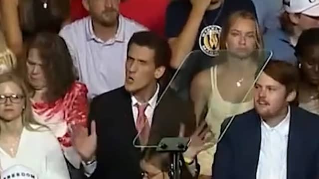 Man kopieert Trumps bewegingen tijdens speech in Georgia