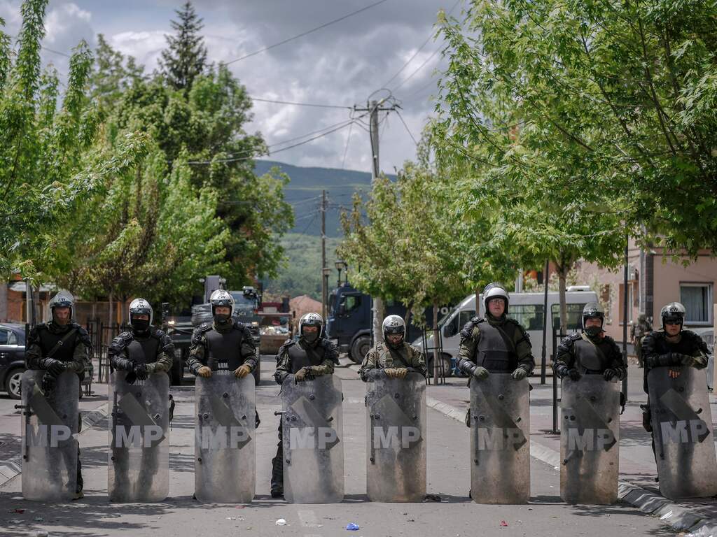 NAVO stuurt zeker 700 extra militairen naar Kosovo na gewonde vredessoldaten