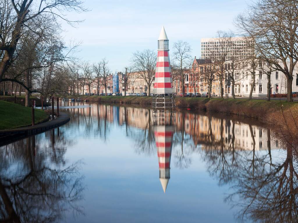 Zaterdag 23 januari: De vuurtoren in Breda tijdens een zonnige start van het weekend.