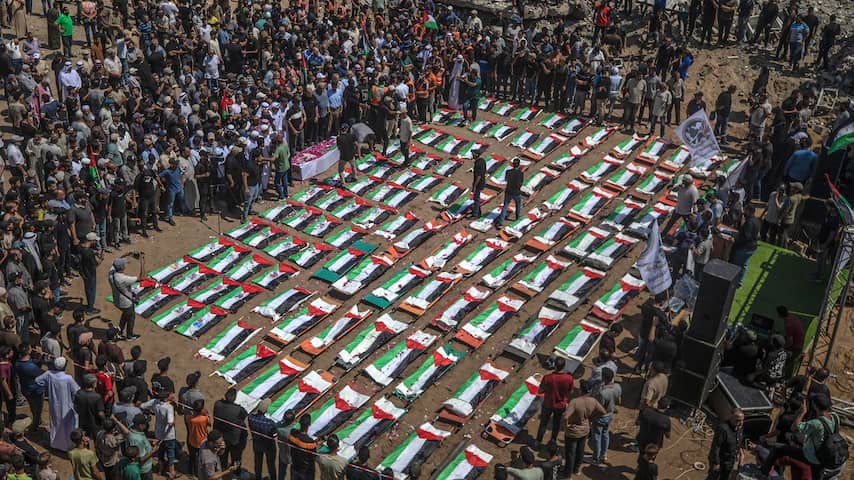 Palestijnen houden massabegrafenis voor 112 slachtoffers van aanval uit 2023