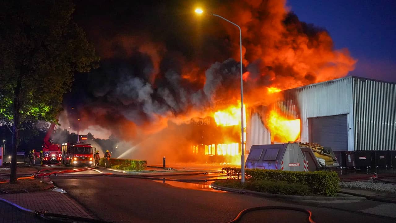 Grote brand verwoest toetjesbedrijf in Ermelo, NL Alert verstuurd vanwege rook