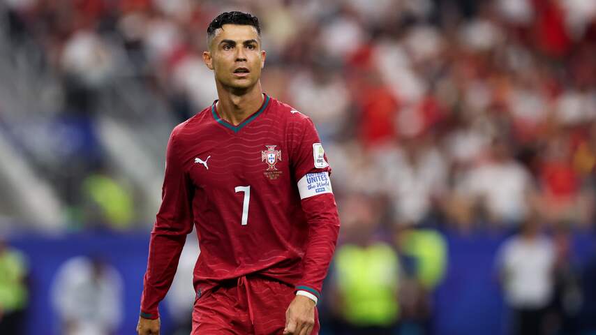 Foto bij Boze Cristiano Ronaldo verlaat trainingskamp Portugal na persconferentie bondscoach