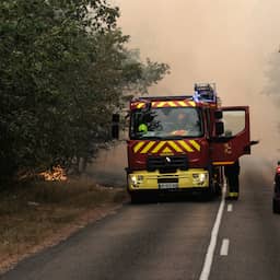 Bosbranden bij Parijs verspreiden zich nog steeds, twee verdachten opgepakt