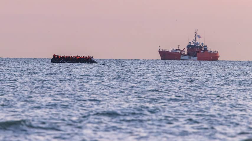 Ongeveer 160 migranten gered na brand op boot voor Franse kust