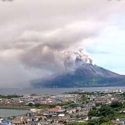 Video | Japanse vulkaan spuwt urenlang aswolken bi