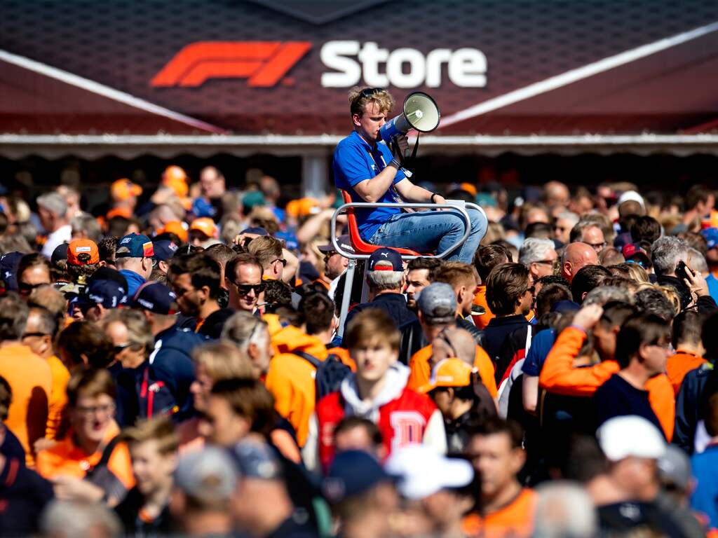 Toezichthouders letten tijdens de Grand Prix van Nederland in Zandvoort op het naleven van de coronamaatregelen.