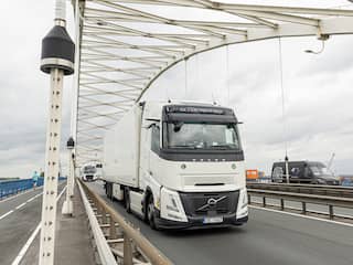 Rijkswaterstaat handhaaft verbod voor vrachtverkeer op Merwedebrug