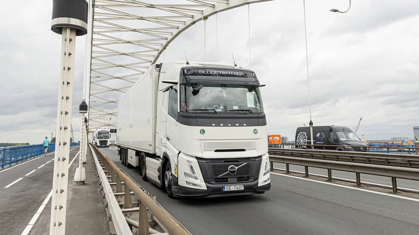 Rijkswaterstaat handhaaft verbod voor vrachtverkeer op Merwedebrug