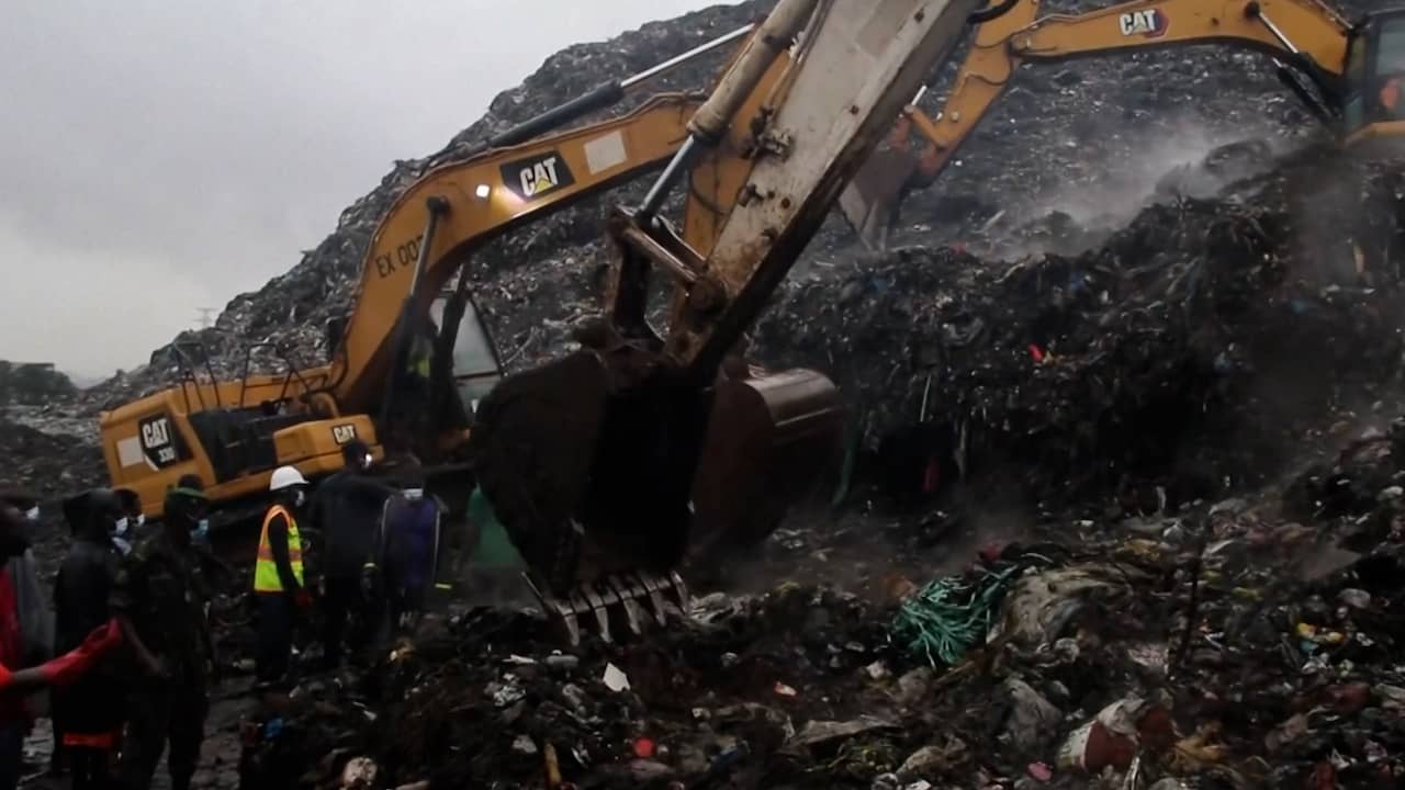 Guineeërs zoeken naar overlevenden na instorten enorme vuilnisbelt