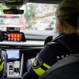 Man rijdt in op politieagent bij controle, hond bijt verdachte na achtervolging