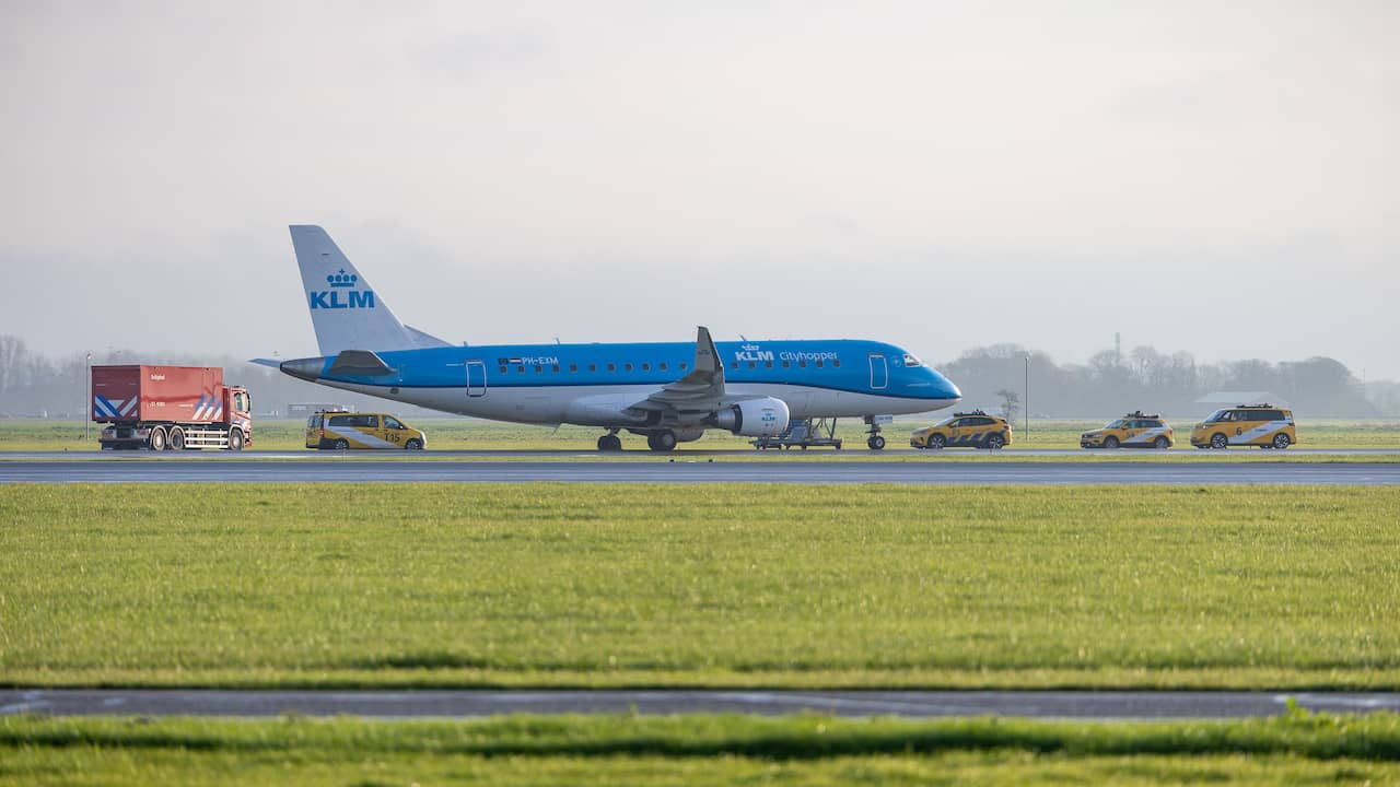 Video | Vliegtuig staat met klapband op landingsbaan Schiphol