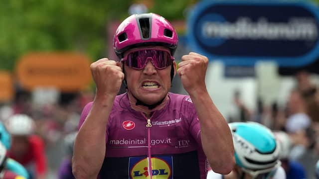 Pedersen sprint naar ritzege in Giro en neemt roze trui over van Roglic