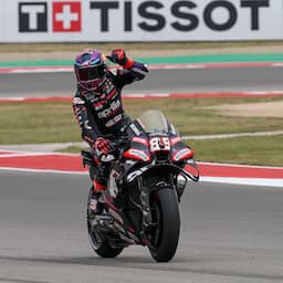 Video | Motorcoureur Jorge Martín doet wheelie na winst en gaat onderuit