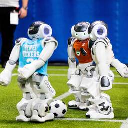 Team TU Eindhoven wint voor achtste keer wereldkampioenschap robotvoetballen
