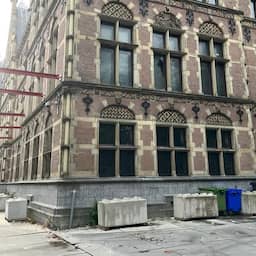 Binnenhof beschadigd door toedoen van relschoppers in Den Haag