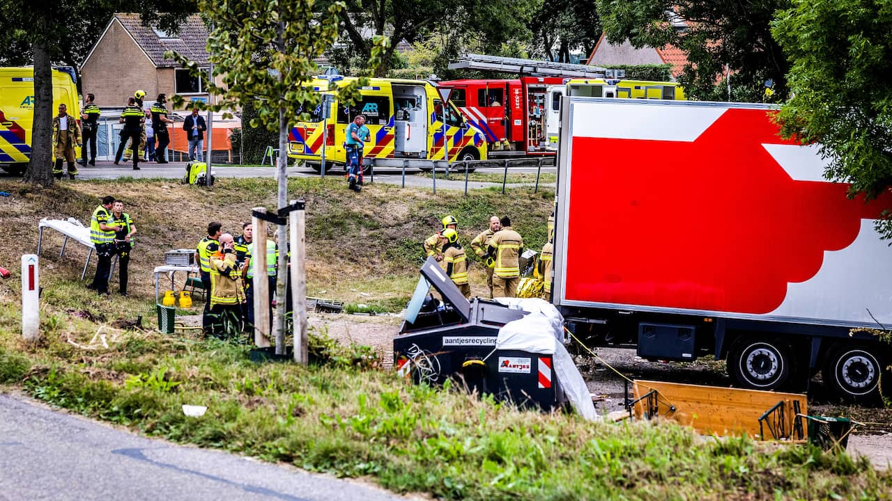 Meerdere doden bij buurtfeest in Nieuw-Beijerland nadat vrachtauto van dijk schiet