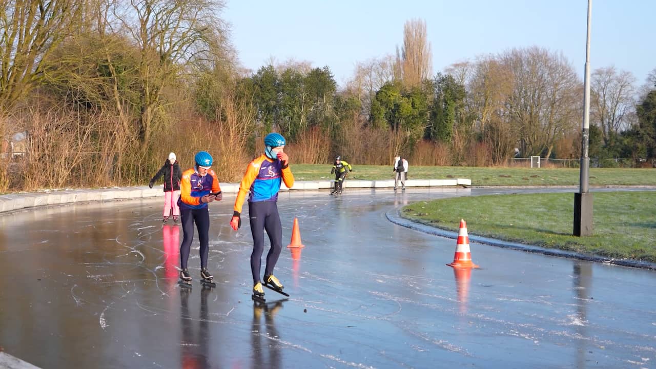 Video | Schaatskoorts slaat toe: eerste schaatsers proberen Drentse ijsbaan uit