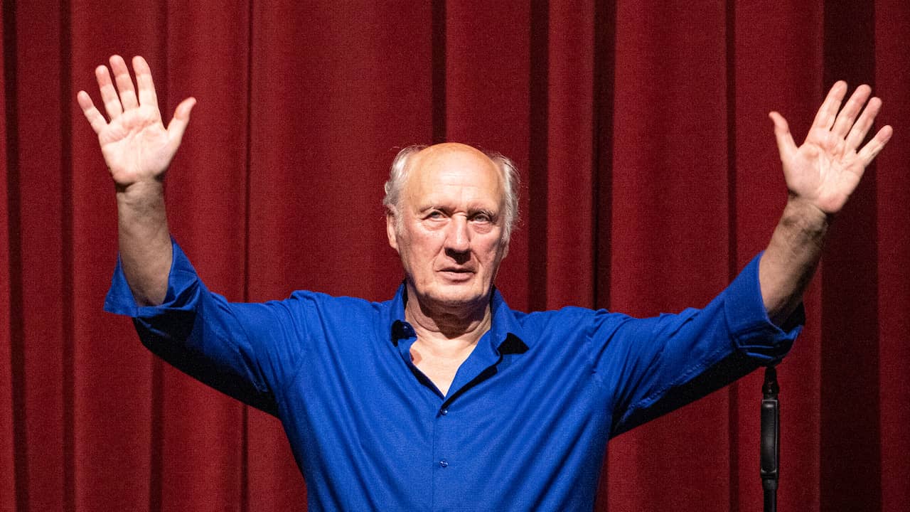 Herman van Veen breekt met 561 optredens Carré-record van Toon Hermans