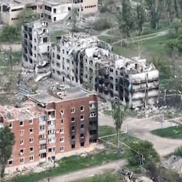 Video | Luchtbeelden tonen verwoesting in Oekraïens dorp waar Russen oprukken