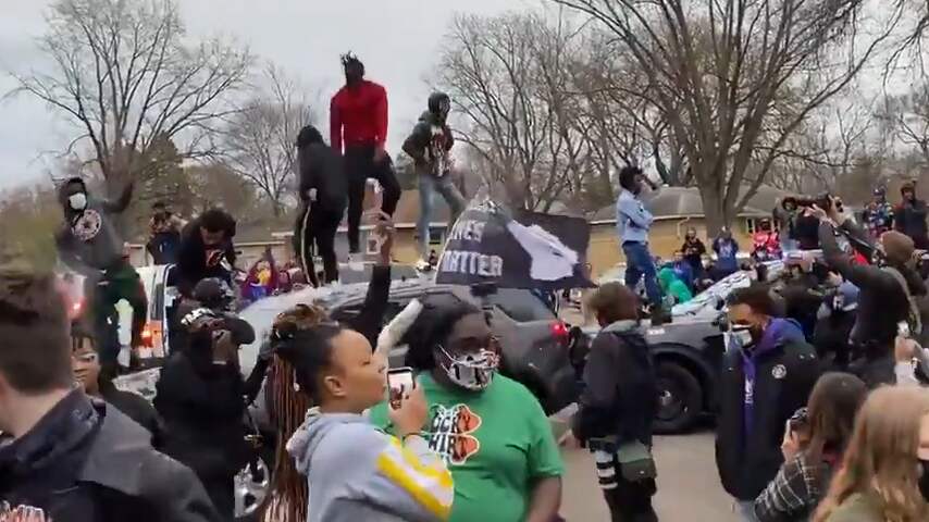 Mensen springen op politieauto's na dood zwarte man in Minnesota