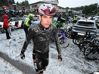 Vuelta-rit gestaakt na extreme hagelbui en stortregen: renners schuilen in café
