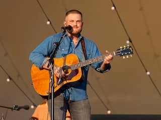 Countryzanger Zach Bryan drinkt geen alcohol meer en is in therapie