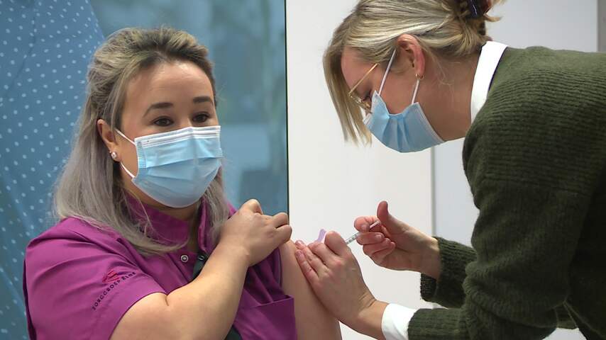 Eerste zorgmedewerker ingeënt met Pfizer-vaccin in Veghel