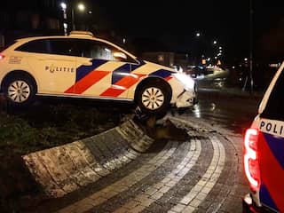 Vluchtende auto botst tijdens politieachtervolging op bergingsauto op A4