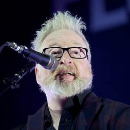 Flogging Molly-zanger aan het herstellen van hersenbloeding en coma