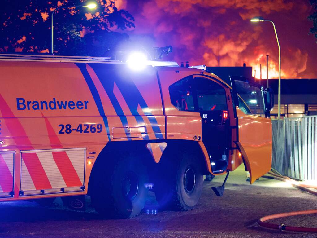 Grote brand op industrieterrein in Groningen, zeker één pand verloren