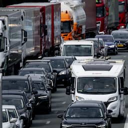Grote ravage na ongelukken op A16, vertraging loopt op tot meer dan een uur