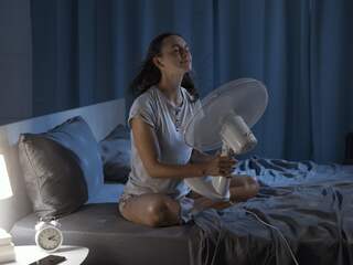 Natte sokken voor een koel hoofd: dit zijn jullie tips tegen plaknachten