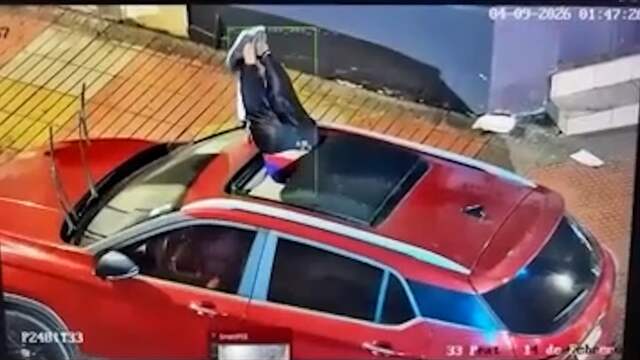Benen van autodief steken uit schuifdak tijdens inbraakpoging in Chili