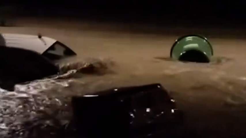 Water kolkt door Italiaanse steden na hevige regenval