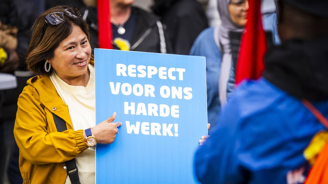 Schoonmakers gaan opnieuw over tot stakingen op stations, Schiphol en universiteiten