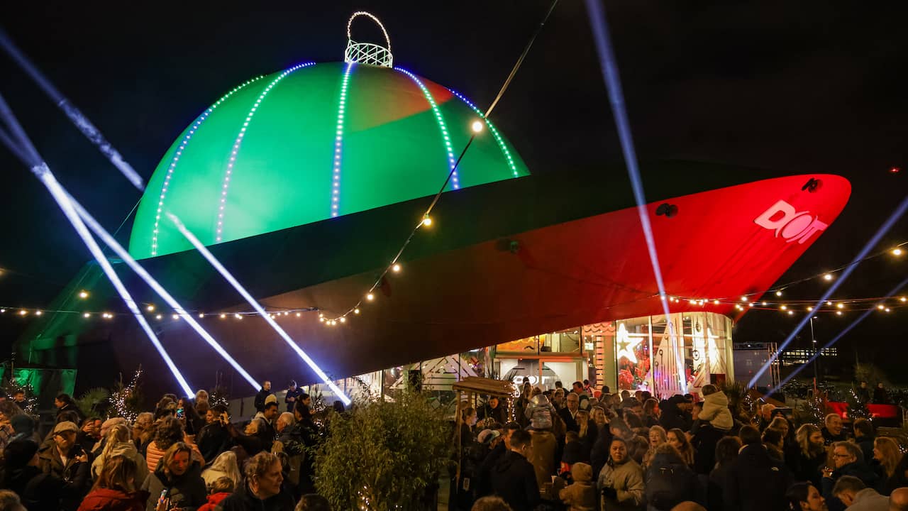 Video | Groningen steekt grootste kerstbal van Europa aan